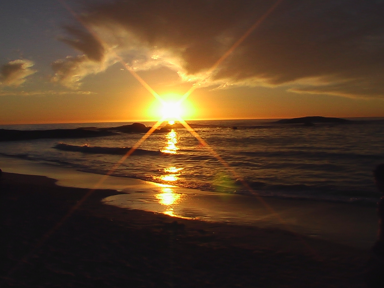 https://www.stanford.edu/~jbaugh/saw/studentphoto/Scenery/CampsBaySunset.JPG